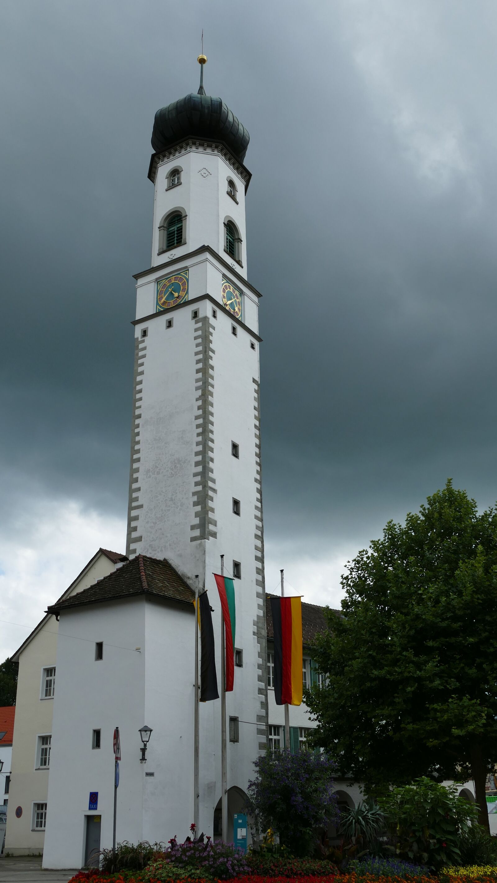 Panasonic Lumix DMC-FZ1000 sample photo. Blaser tower, isny, flags photography