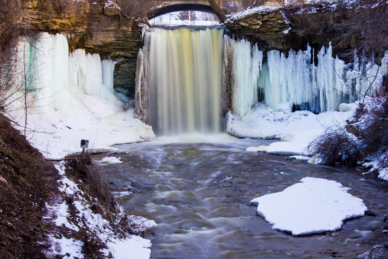 Canon EOS 550D (EOS Rebel T2i / EOS Kiss X4) sample photo. Waterfall, winter, ice photography