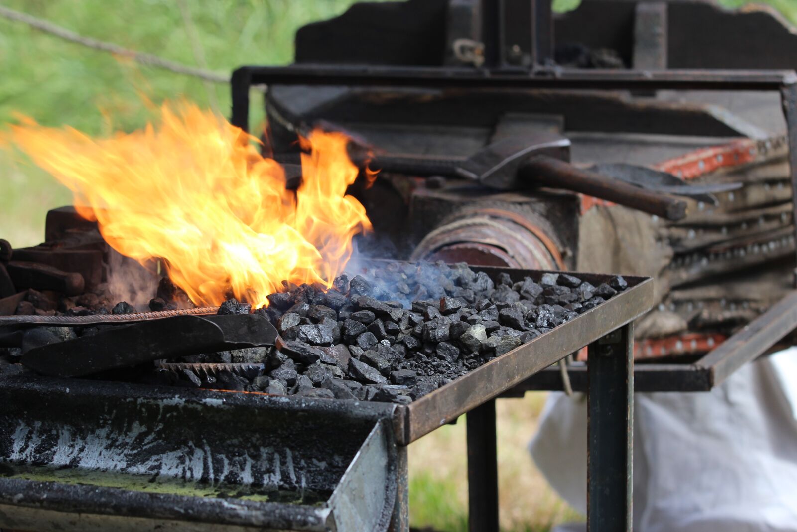 Canon EOS 600D (Rebel EOS T3i / EOS Kiss X5) sample photo. Fire, embers, heat photography