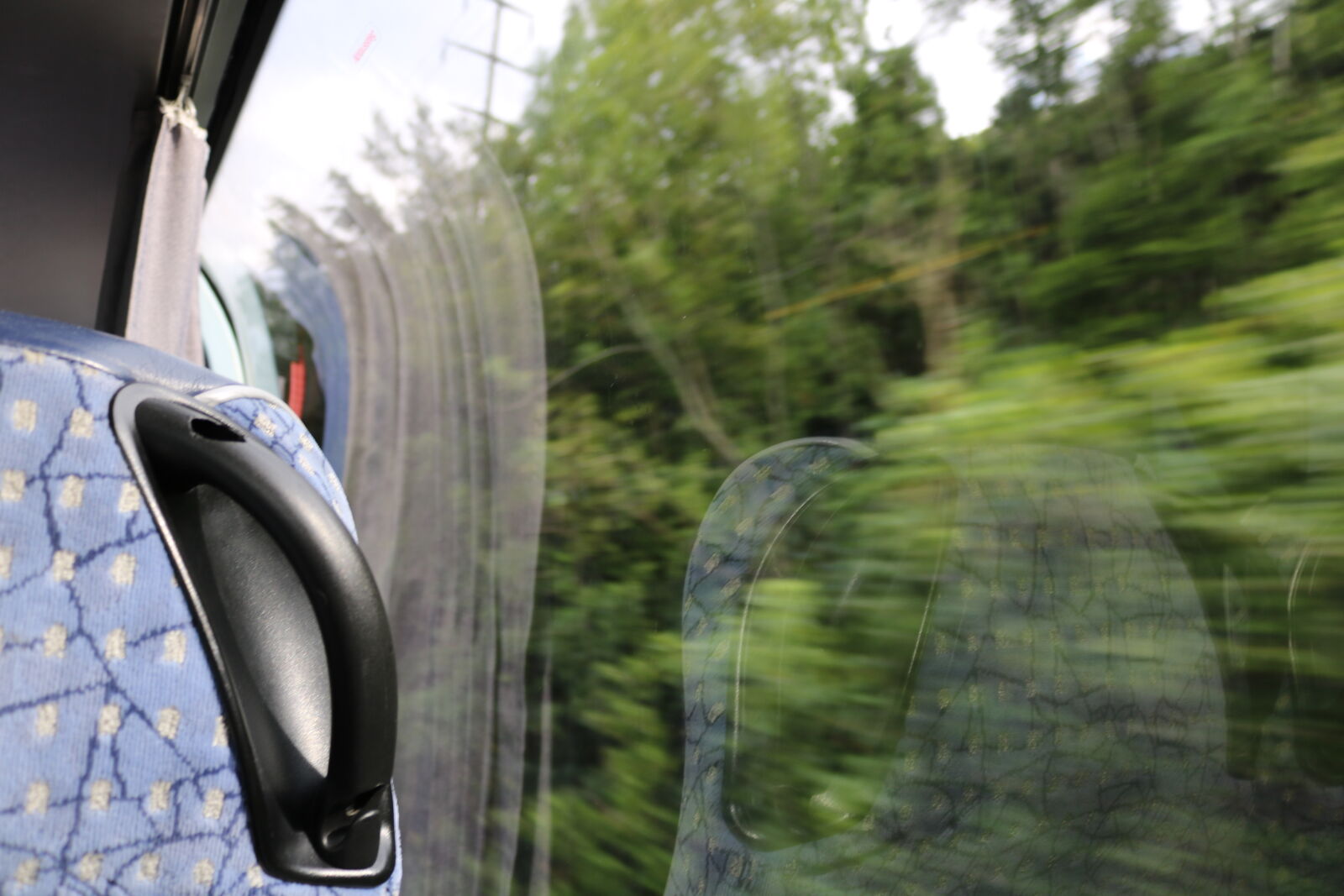 Canon EOS 750D (EOS Rebel T6i / EOS Kiss X8i) sample photo. Bus, green, seat, serbia photography