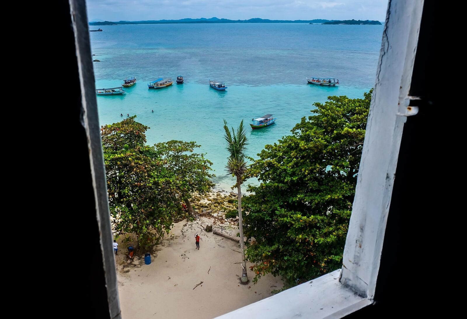 Fujifilm X-A1 + Fujifilm XC 16-50mm F3.5-5.6 OIS II sample photo. Beach, window, island photography