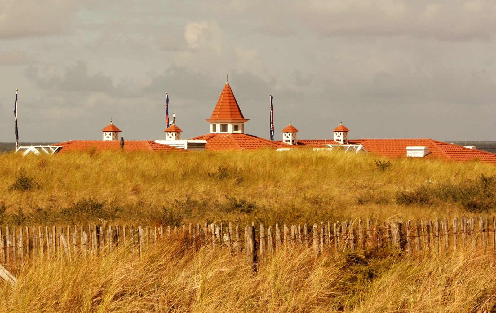 Canon EOS 550D (EOS Rebel T2i / EOS Kiss X4) sample photo. Dunes, roofs, lonely photography