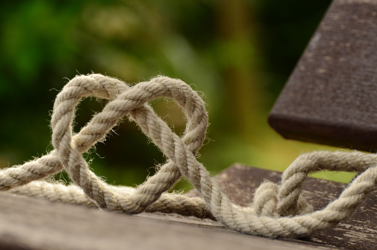 Nikon D5100 sample photo. Rope, knitting, heart photography