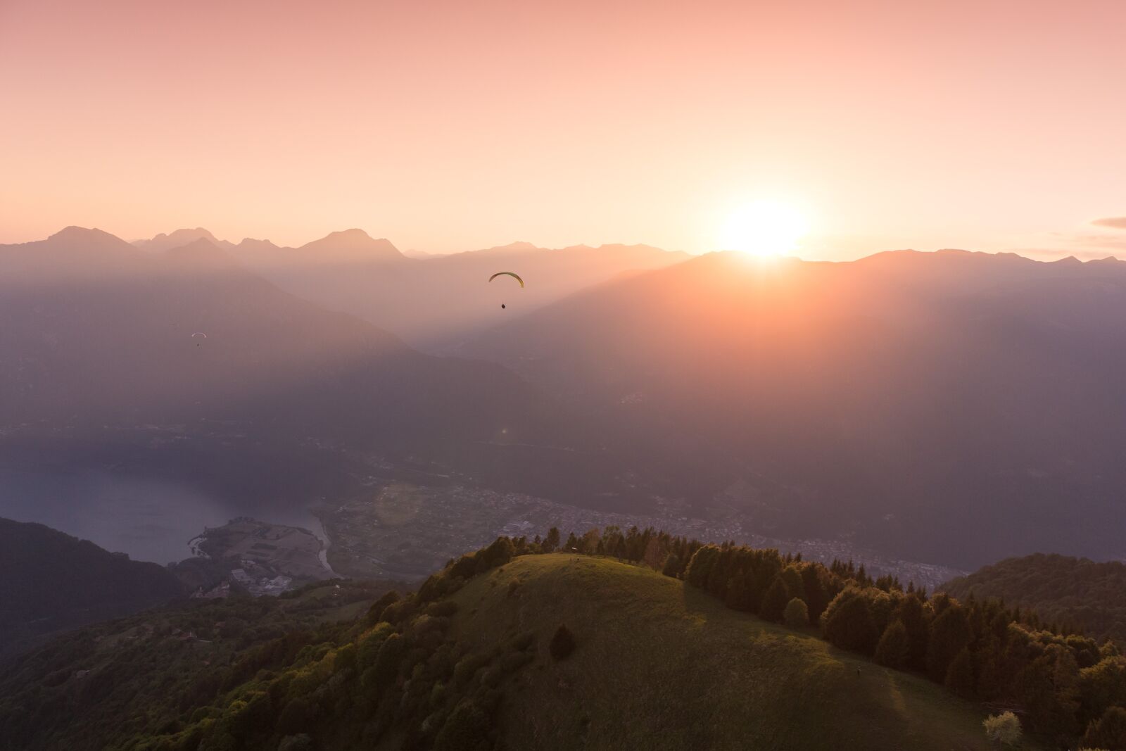 Canon EOS M6 + Canon EF-M 15-45mm F3.5-6.3 IS STM sample photo. Paragliding, sunset, flying photography