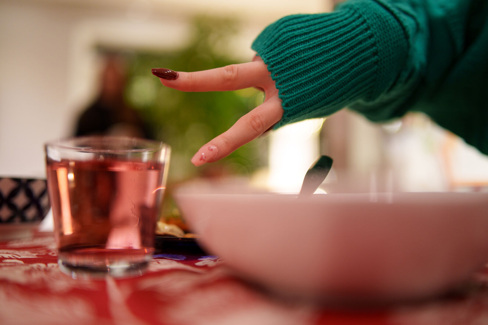 Samyang AF 35mm F1.4 P sample photo. Victory hand photography