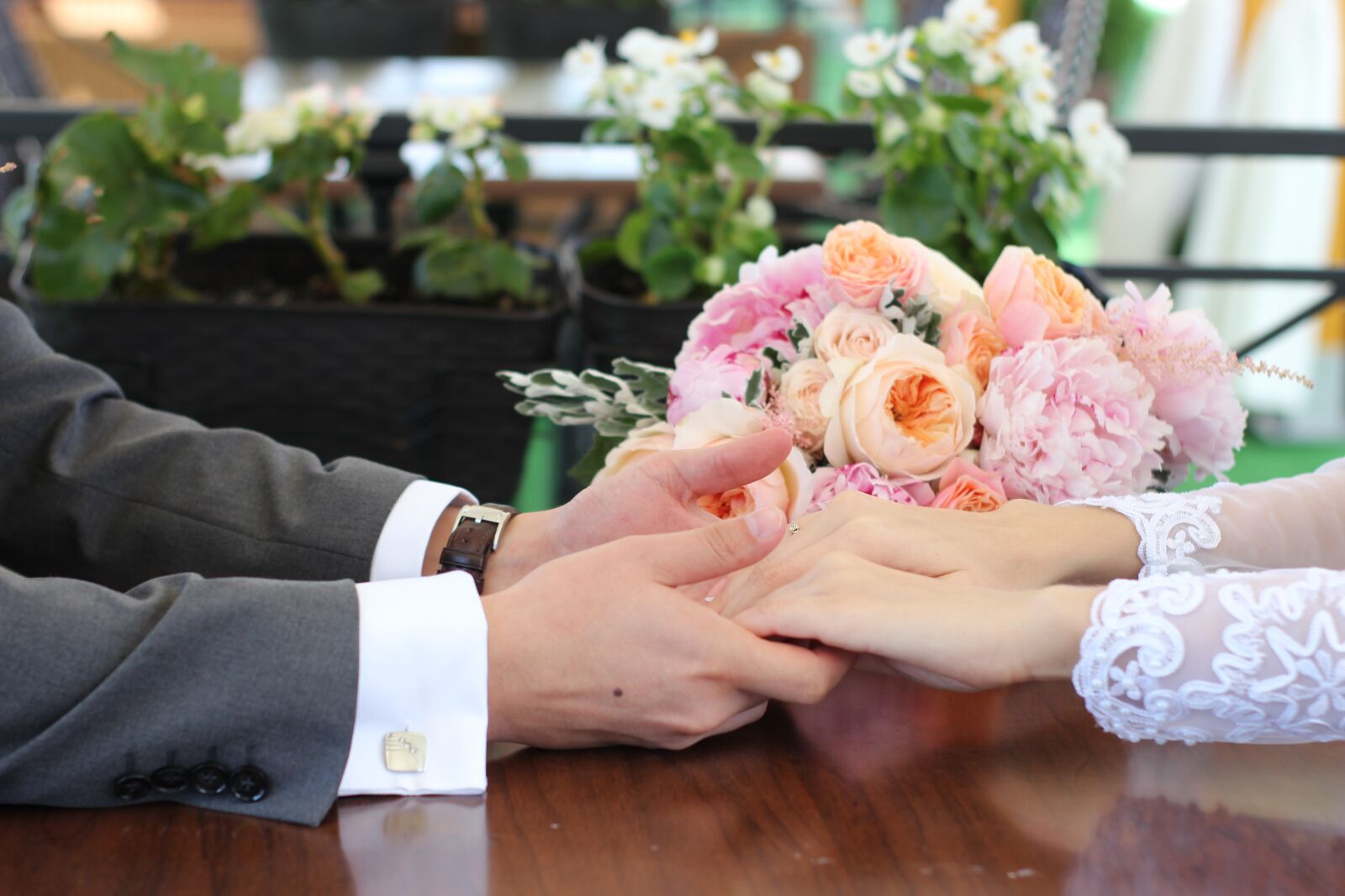 Canon EOS 600D (Rebel EOS T3i / EOS Kiss X5) sample photo. Bouquet, hands, love photography