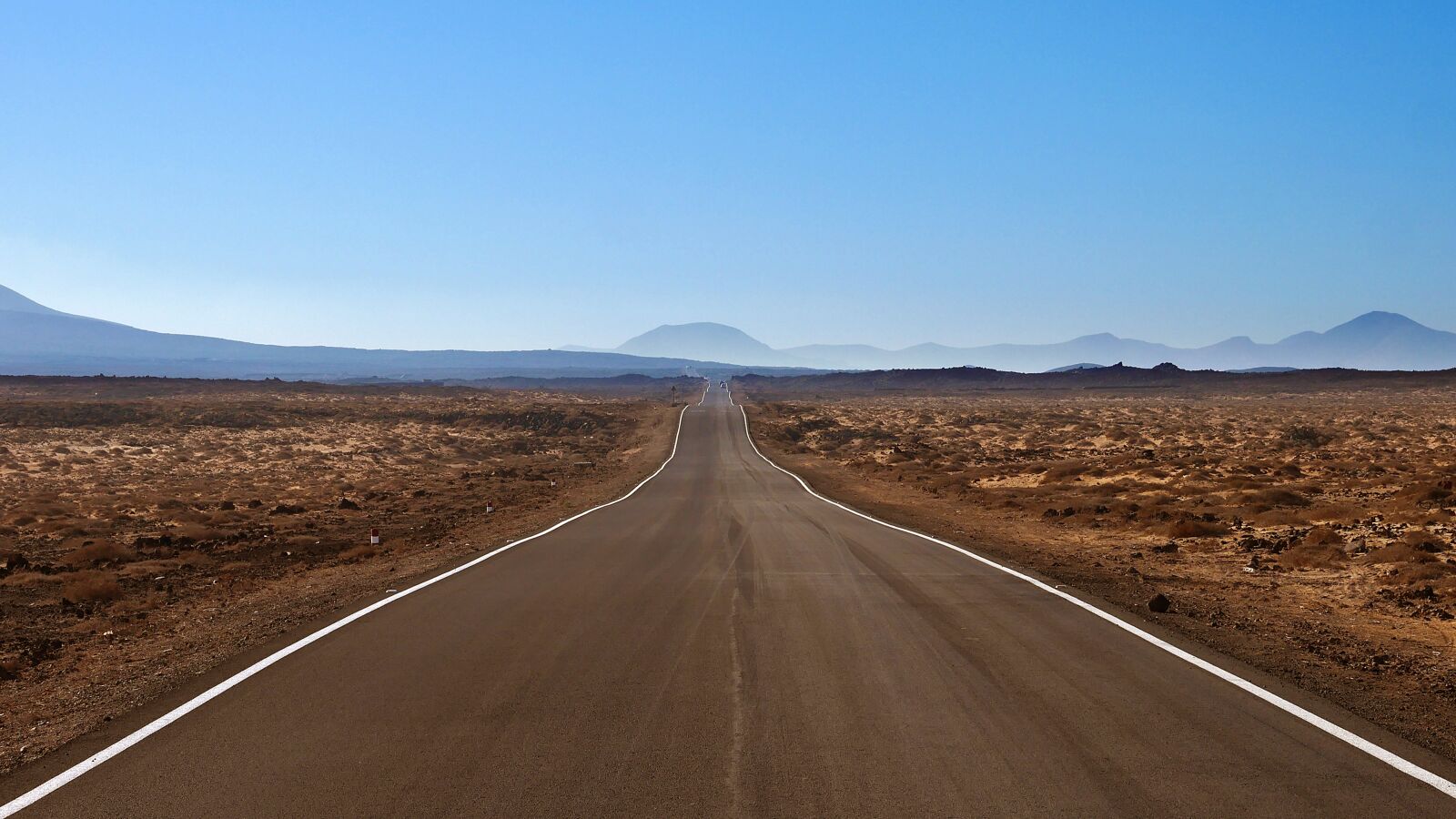Panasonic Lumix DMC-GX85 (Lumix DMC-GX80 / Lumix DMC-GX7 Mark II) sample photo. Road, desert, horizon photography