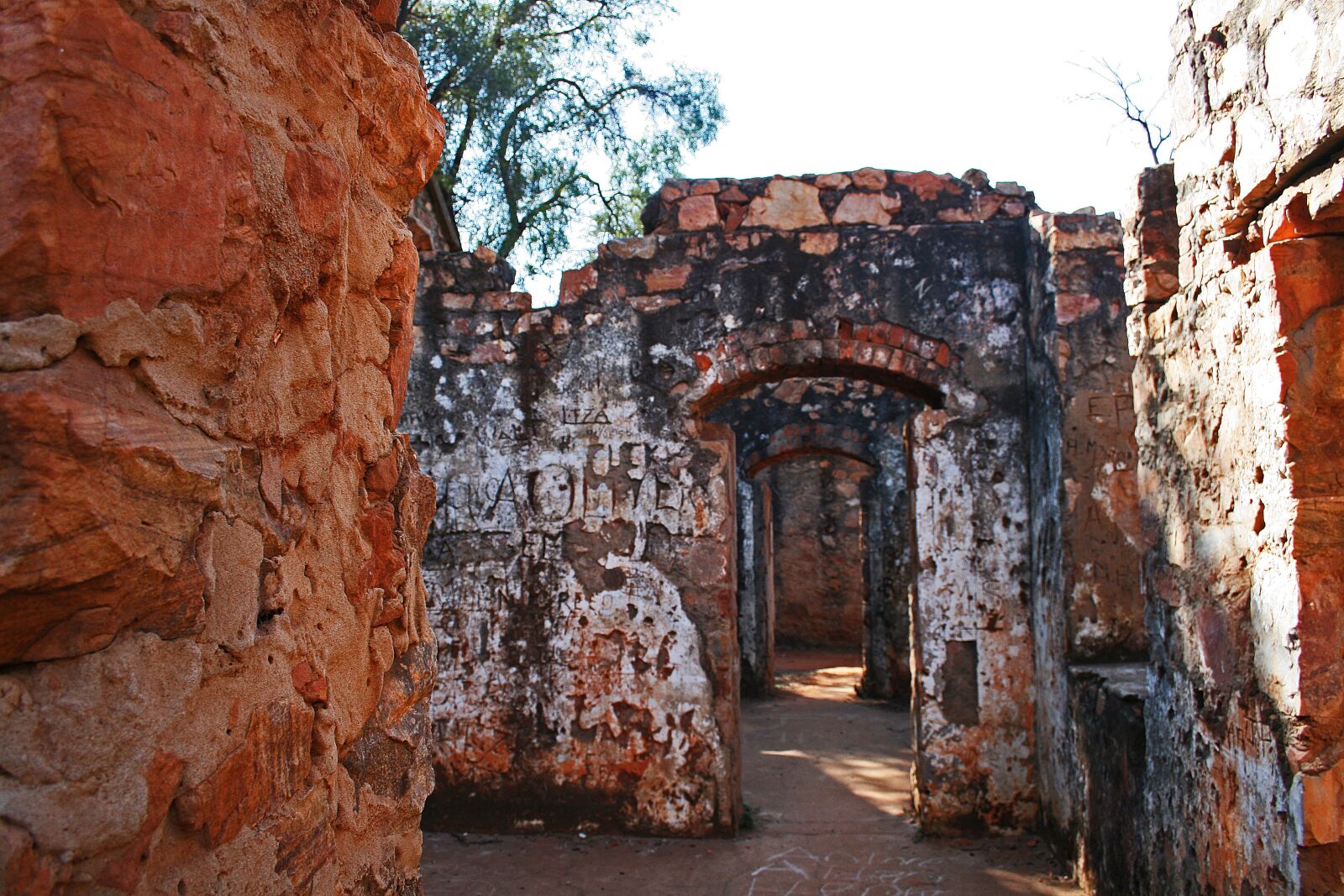 Canon EOS 400D (EOS Digital Rebel XTi / EOS Kiss Digital X) sample photo. Interior of old ruined photography