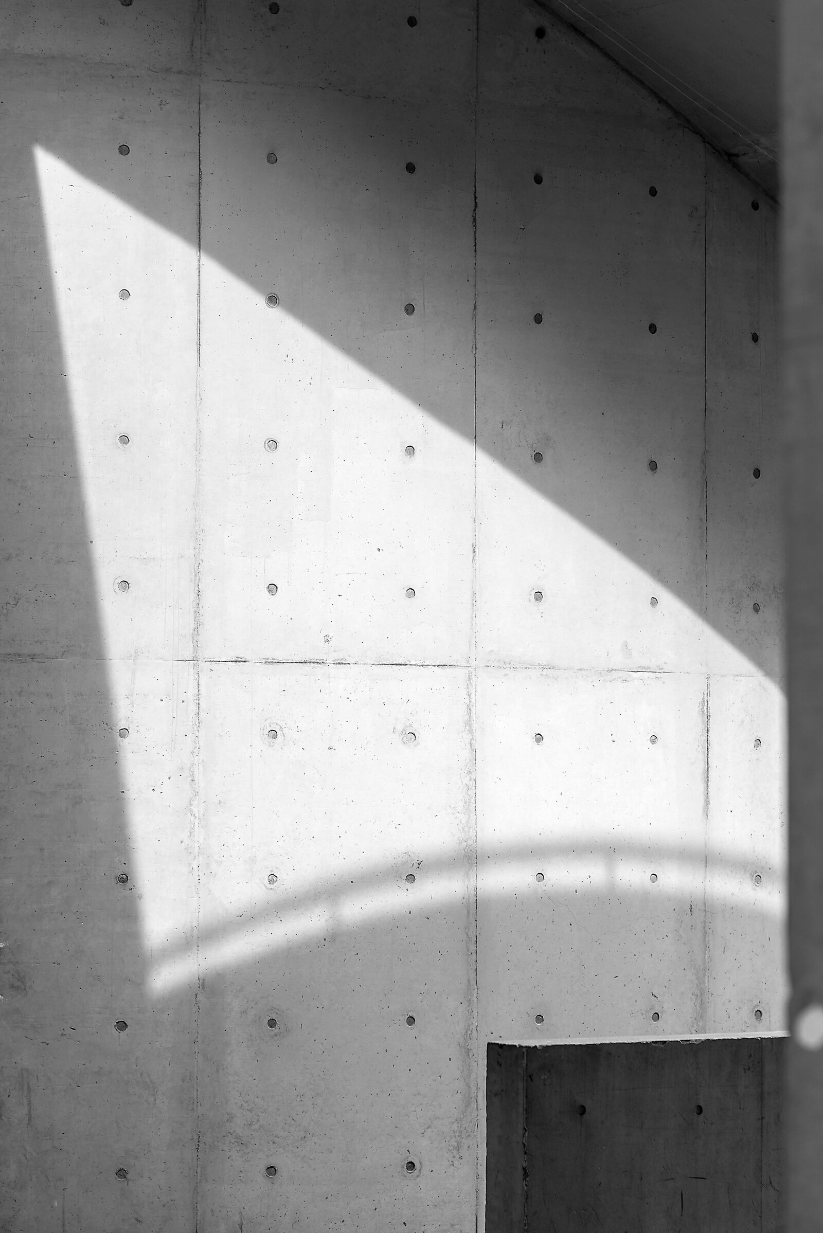 ZEISS Batis 85mm F1.8 sample photo. Light, shadow, building photography