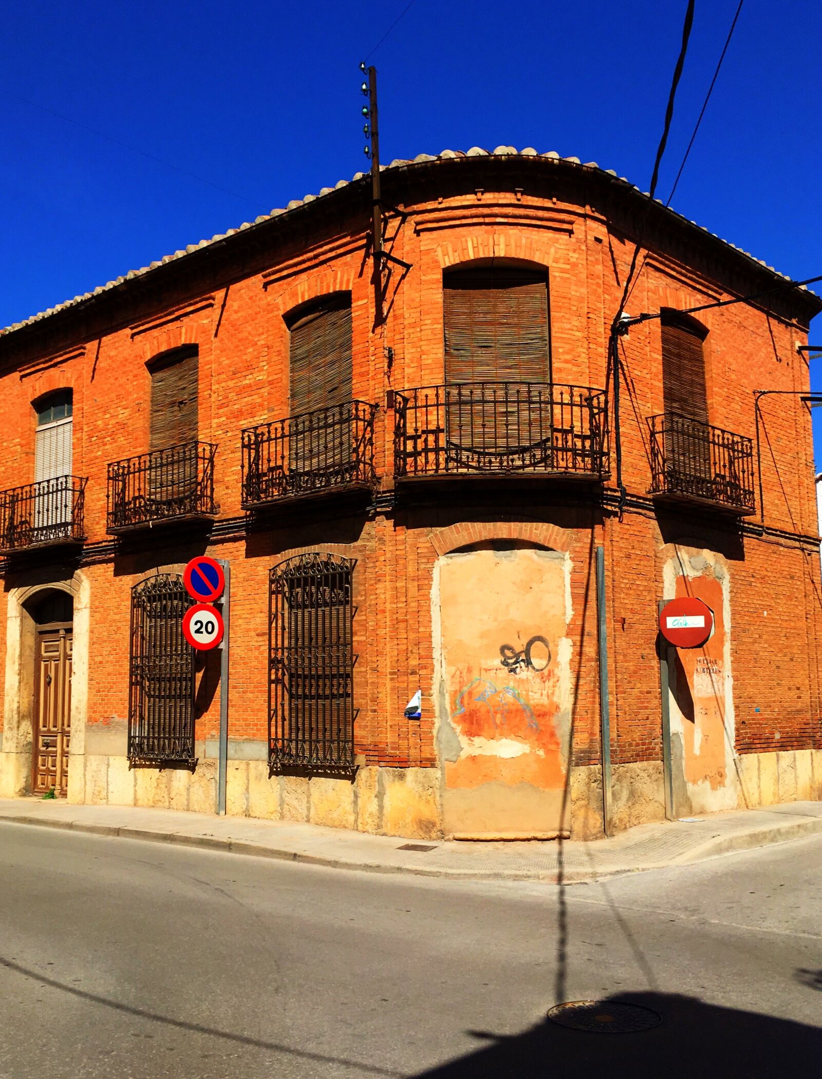 Apple iPhone 6s sample photo. Stain, valdepeñas, street photography
