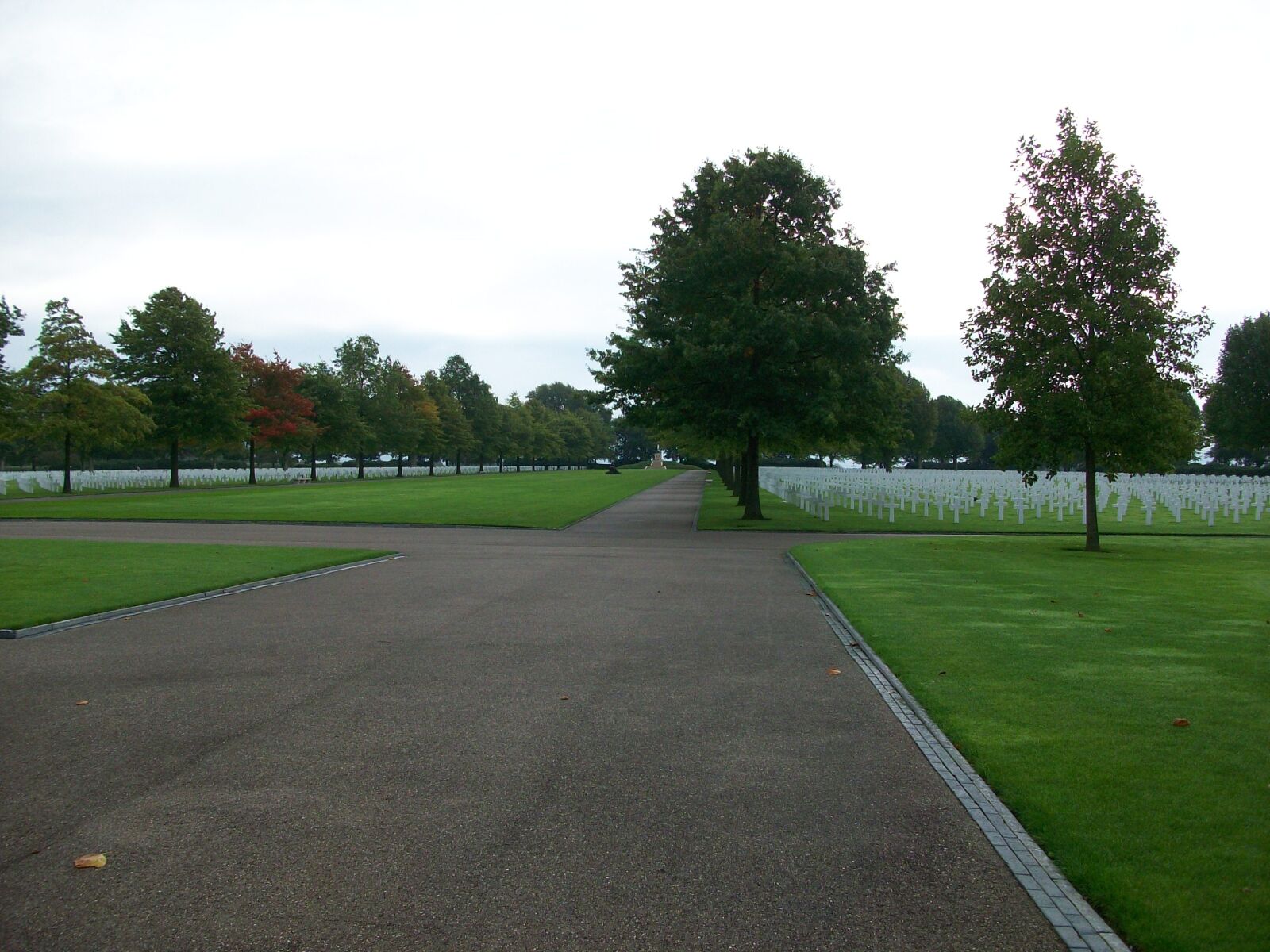 Kodak EASYSHARE M763 DIGITAL CAMERA sample photo. Cemetery, cross, war photography