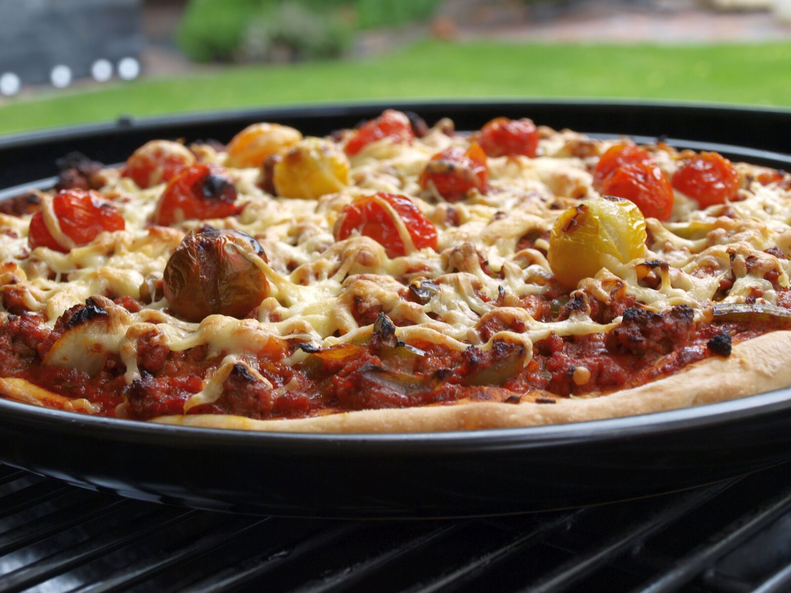 Olympus E-420 (EVOLT E-420) sample photo. Pizza with minced meat photography