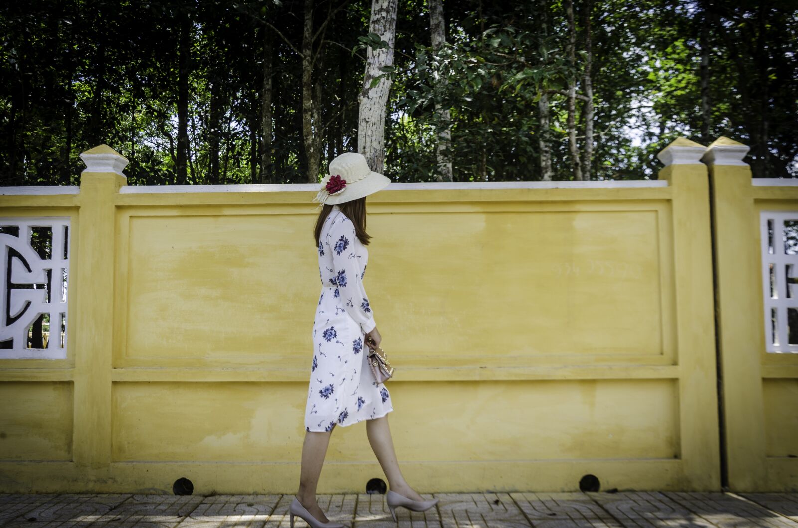 Nikon D5100 sample photo. Girl, wall, summer photography
