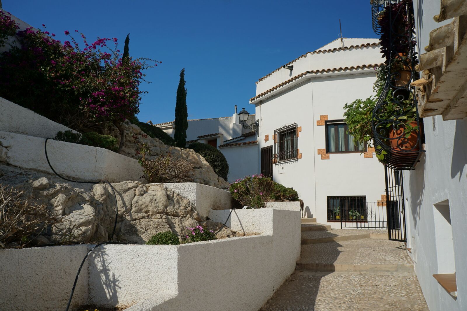 Sony a6000 + Sony E 18-55mm F3.5-5.6 OSS sample photo. Altea, spain, road photography