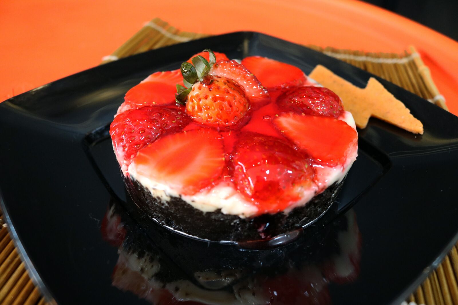Canon EOS 750D (EOS Rebel T6i / EOS Kiss X8i) sample photo. Pie, strawberry, sweet photography