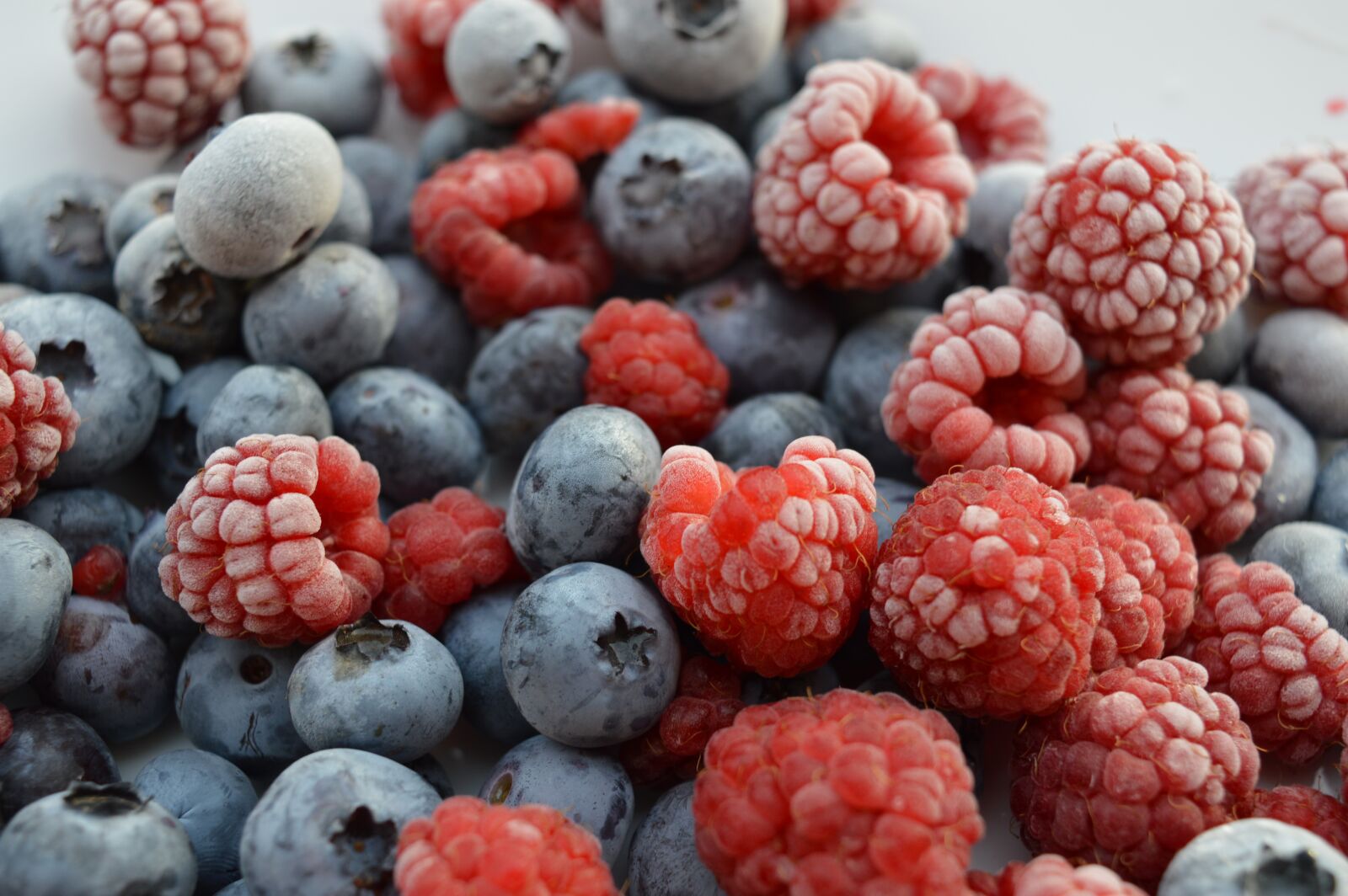 Nikon D3200 sample photo. Fruits, raspberries, blueberries photography