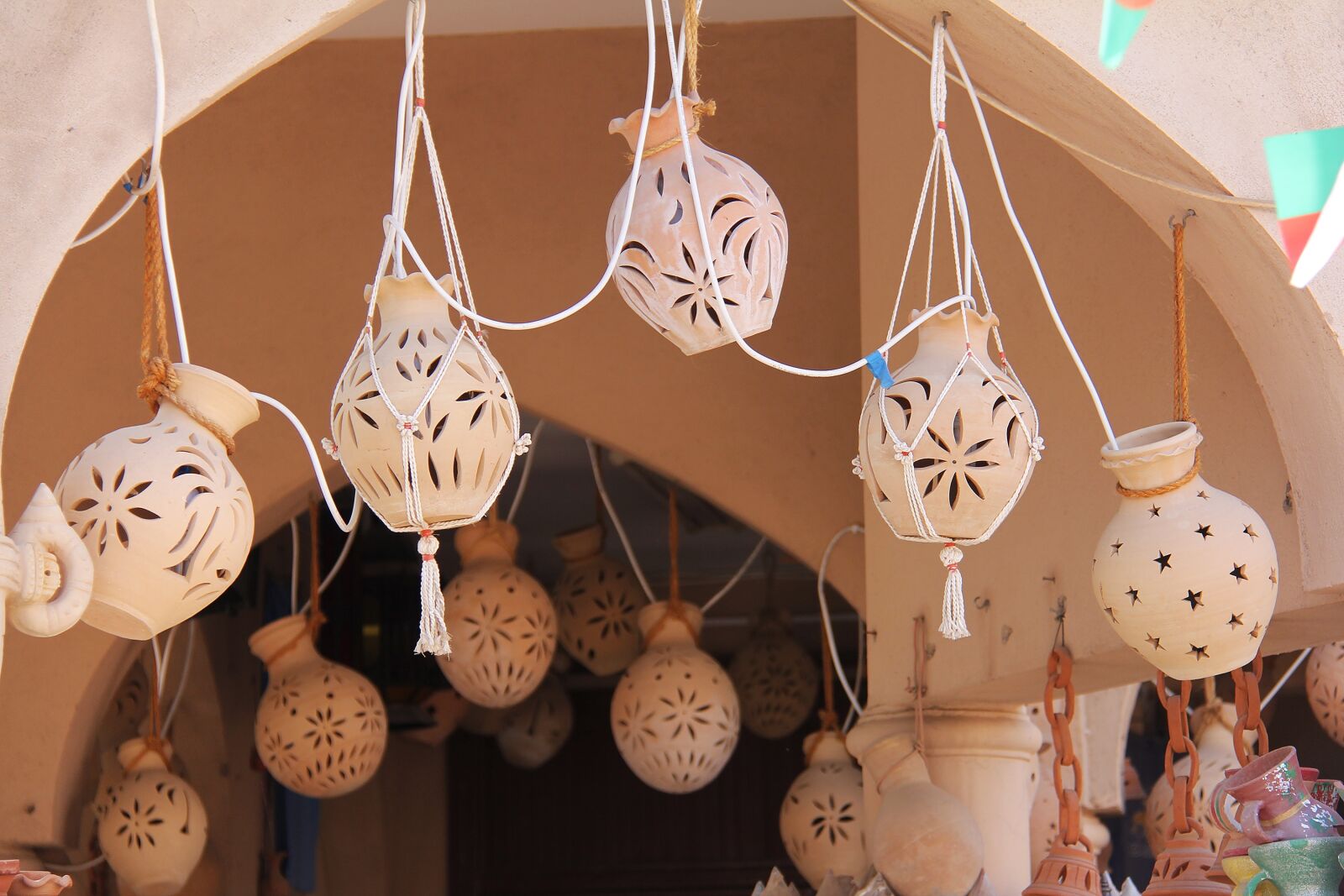 Canon EF-S 18-200mm F3.5-5.6 IS sample photo. Pottery, souvenir, traditional photography