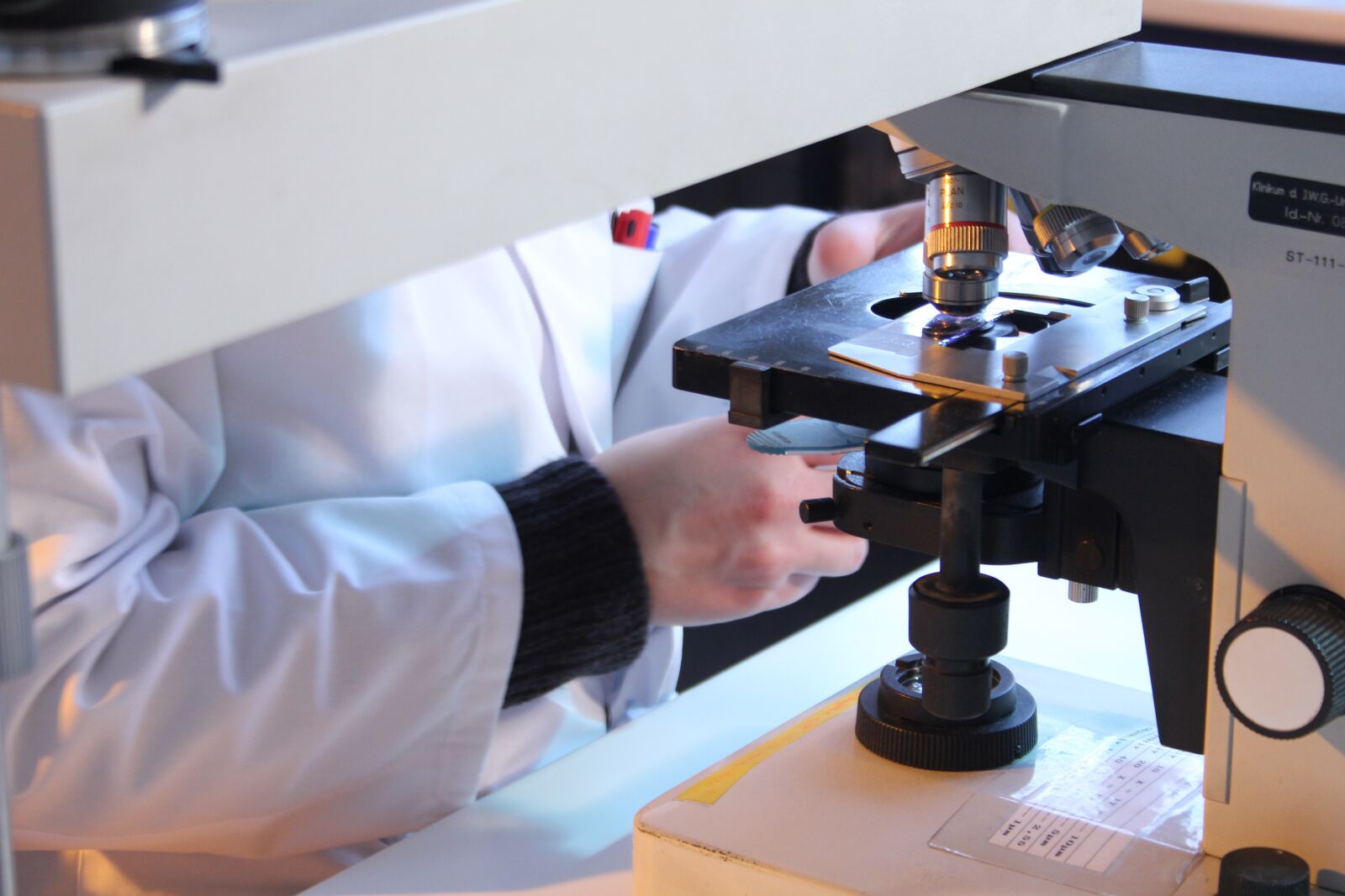 Canon EOS 550D (EOS Rebel T2i / EOS Kiss X4) sample photo. Microscope, laboratory, virus photography