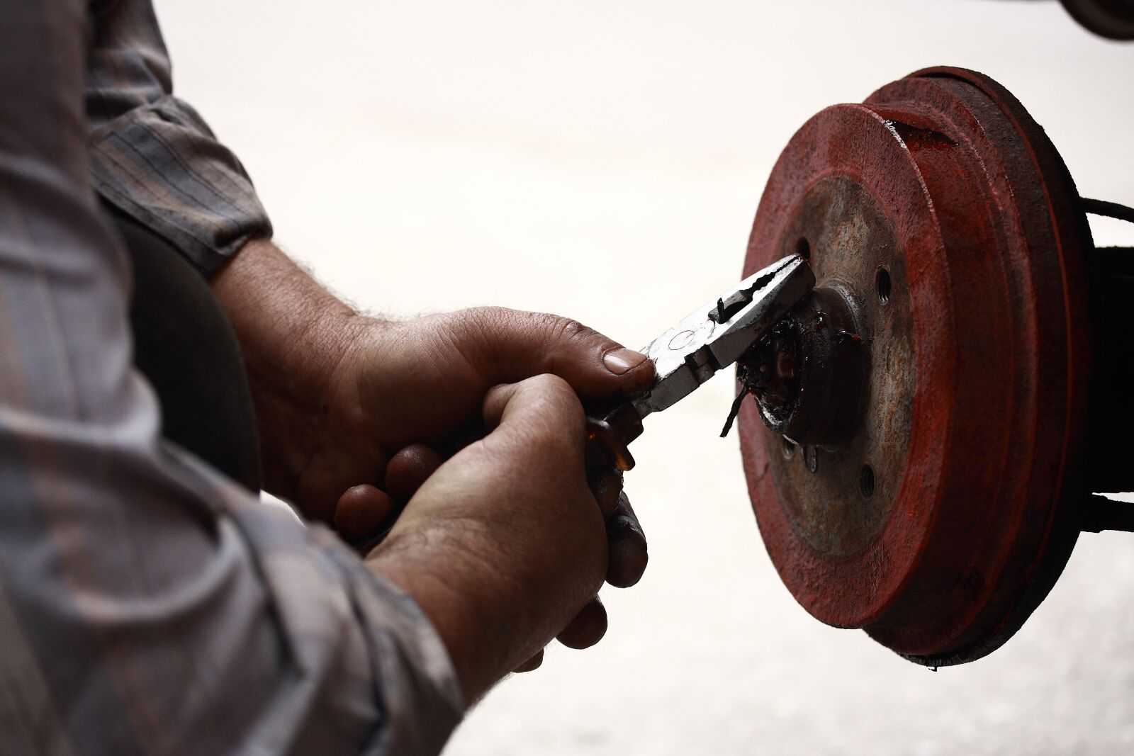 Canon EOS 40D sample photo. Repairman, pliers, worker photography