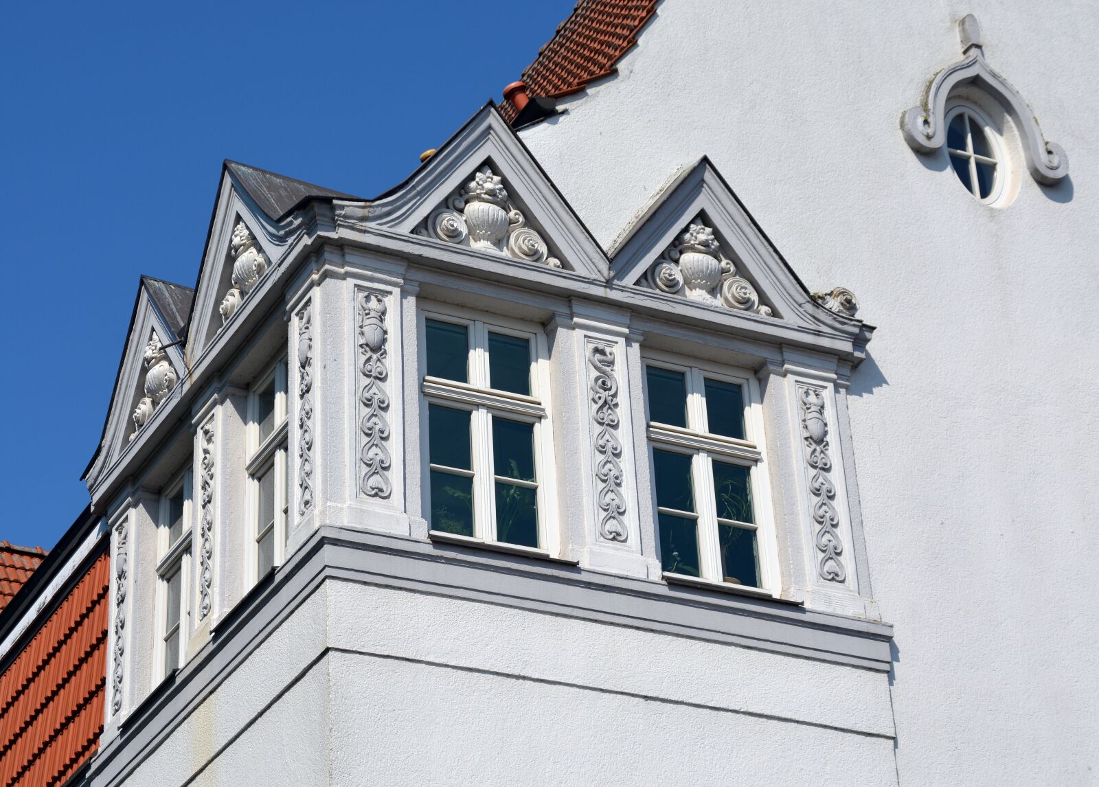 Nikon D5200 sample photo. Window, gable, architecture photography