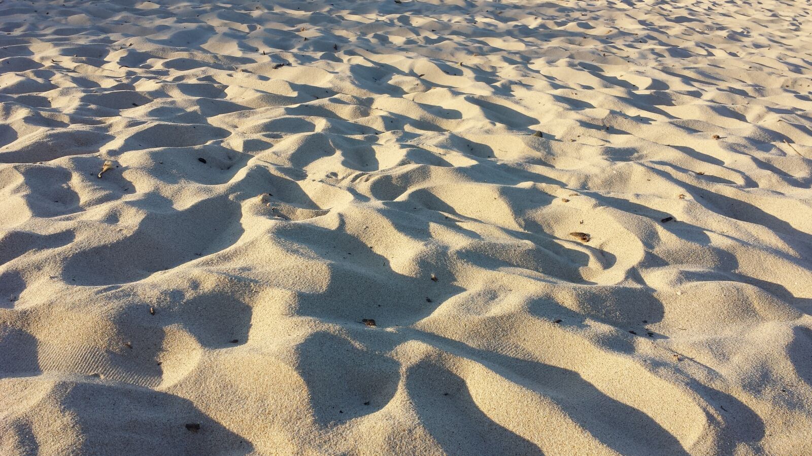 Samsung Galaxy S4 sample photo. Sand, shadows, lights photography