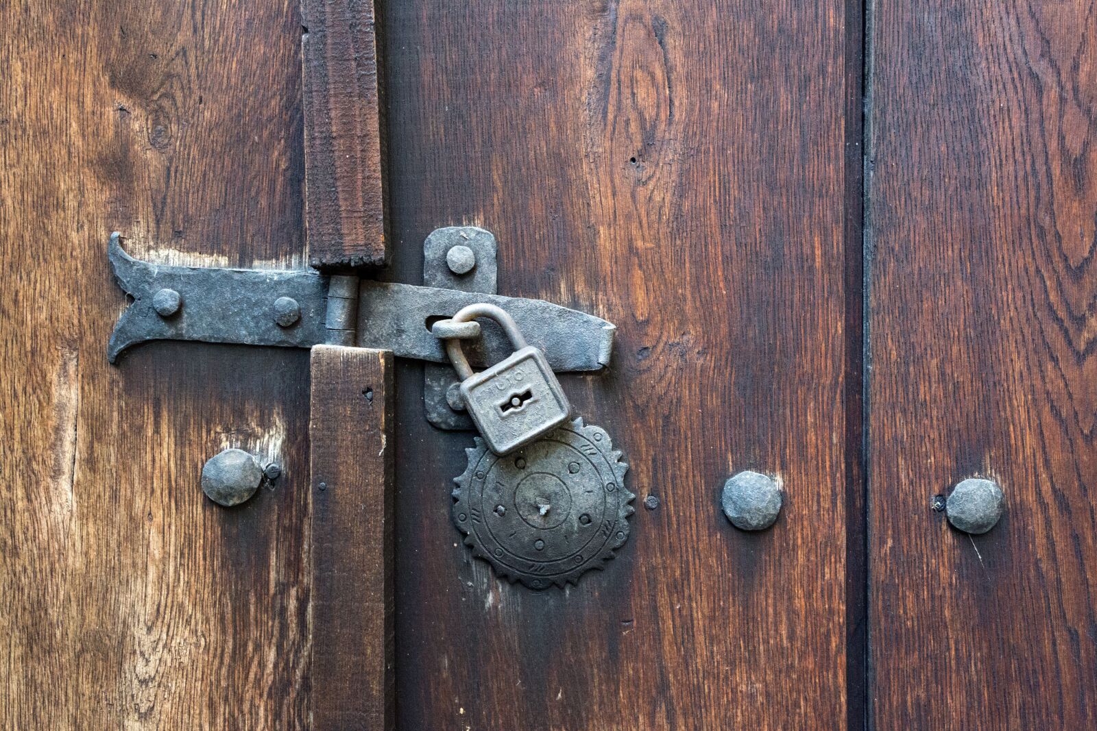 Canon EOS 6D + Canon EF 17-40mm F4L USM sample photo. Door, castle, locking photography