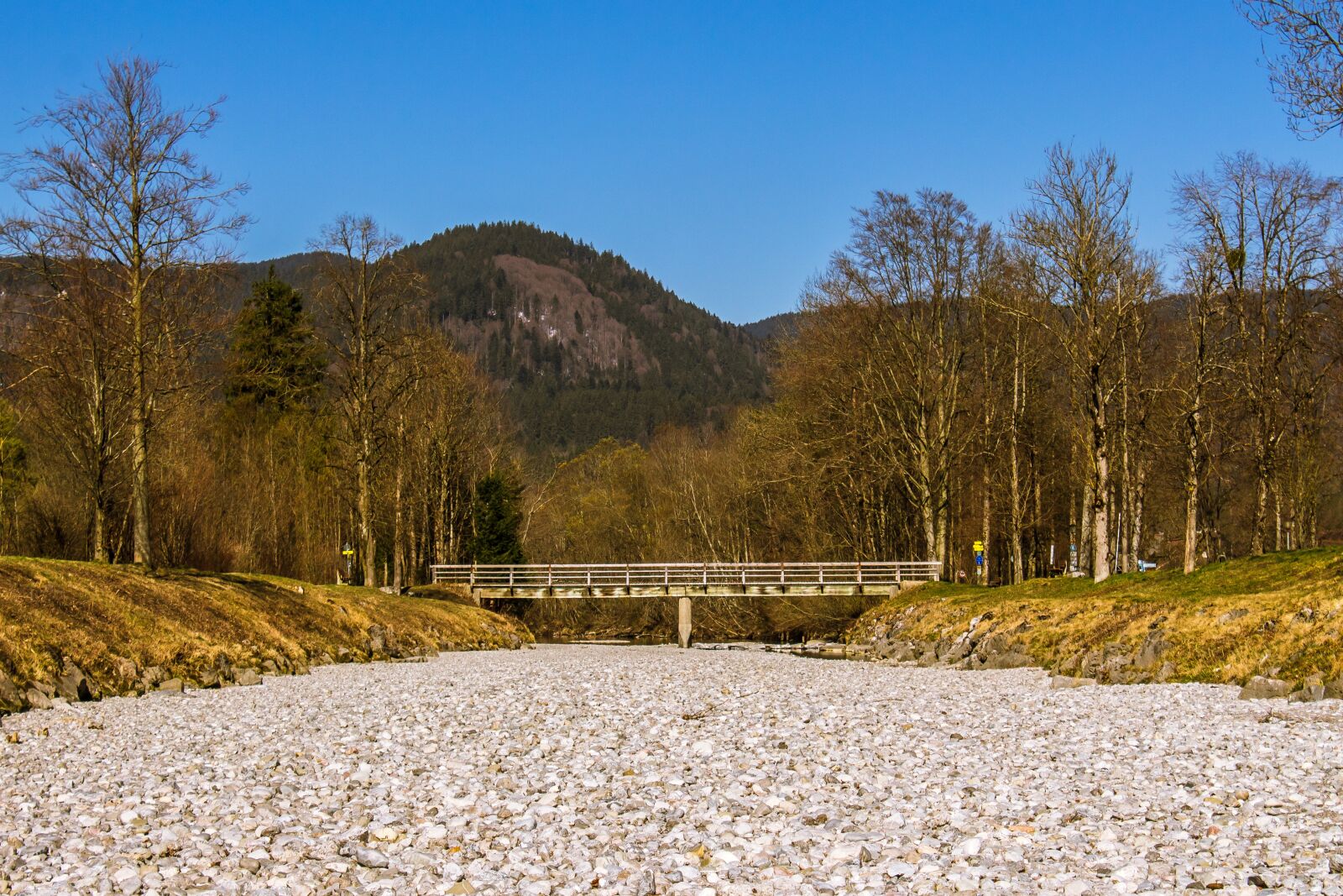 Canon EOS 1300D (EOS Rebel T6 / EOS Kiss X80) sample photo. Riverbed, bridge, pebble photography
