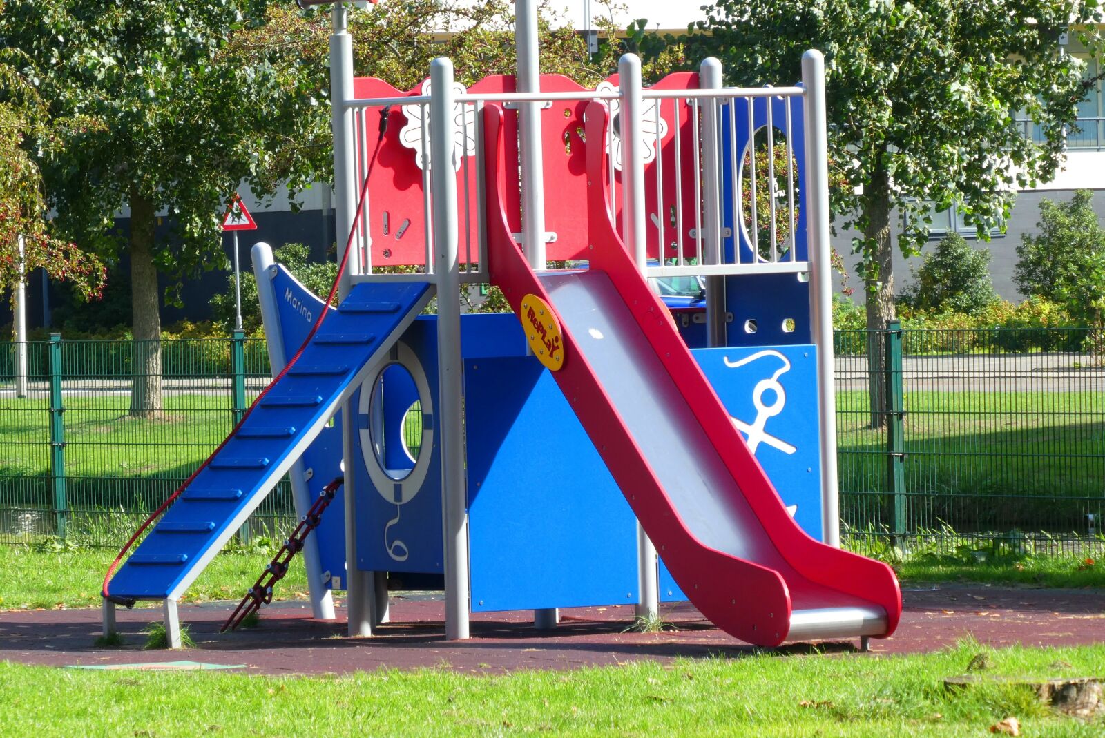 Panasonic Lumix DC-ZS70 (Lumix DC-TZ90) sample photo. Children's playground, slide, klimtoestel photography