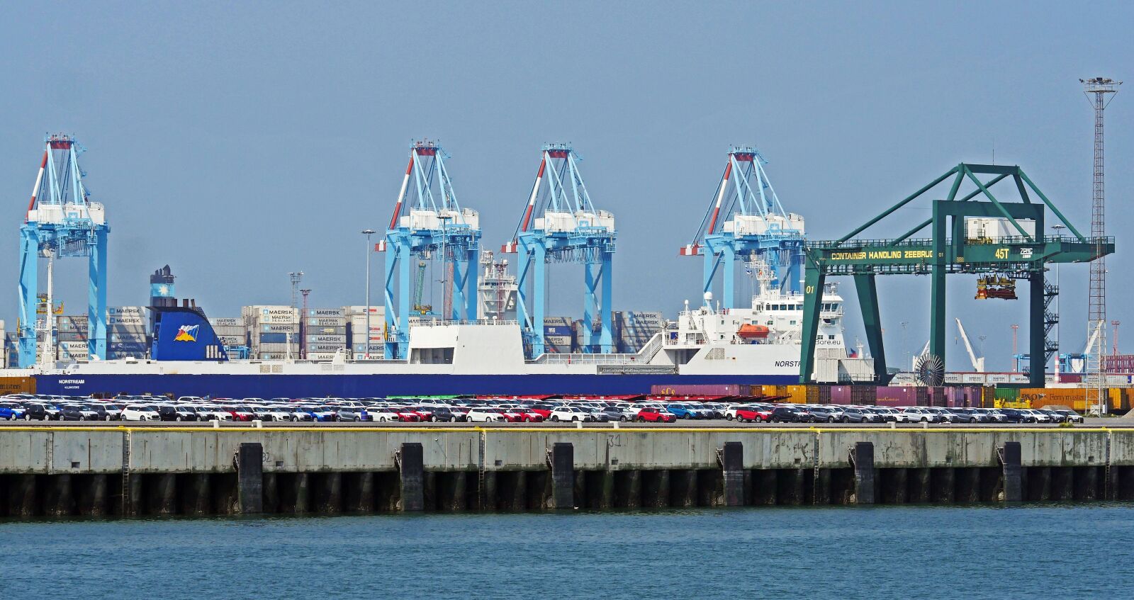 Panasonic Lumix DMC-GX8 sample photo. Zeebrugge, port, auto embarkation photography
