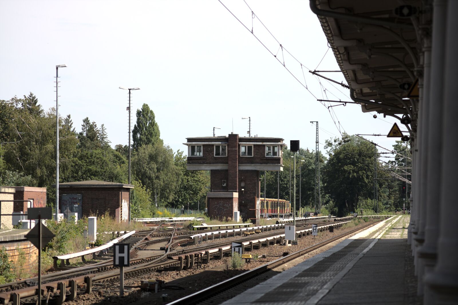 Canon EOS 750D (EOS Rebel T6i / EOS Kiss X8i) sample photo. Railway station, bahn, rail photography