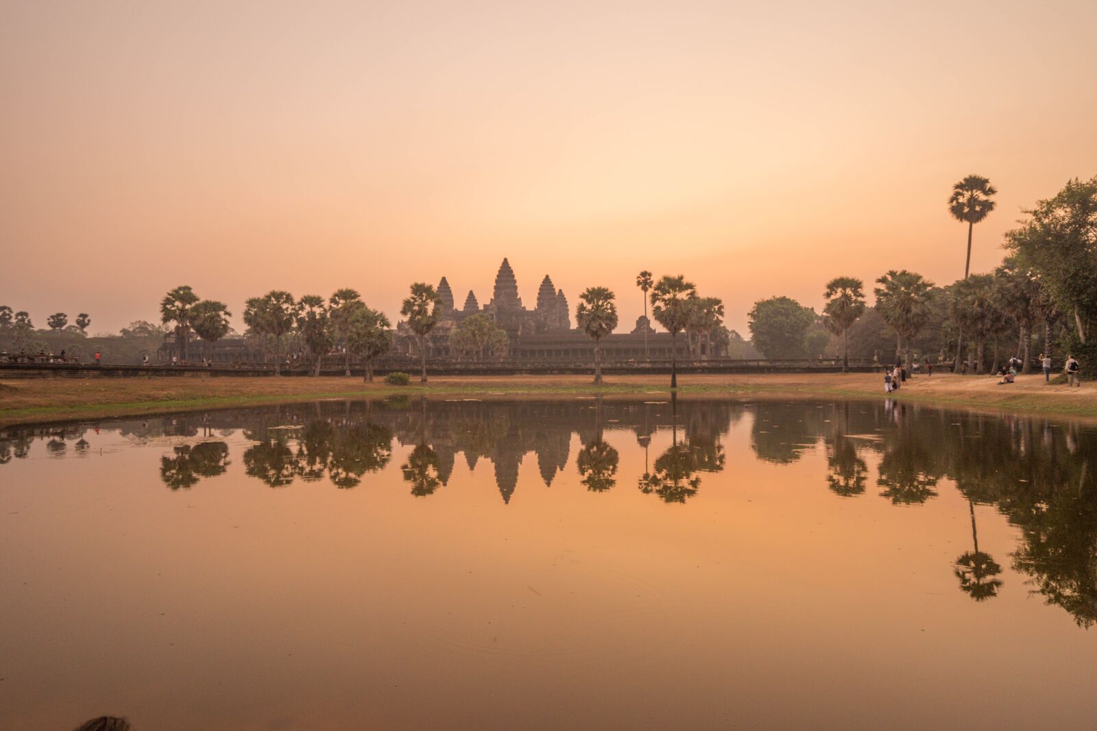 Sony Vario-Tessar T* FE 16-35mm F4 ZA OSS sample photo. Angkor wat, sunrise, temple photography
