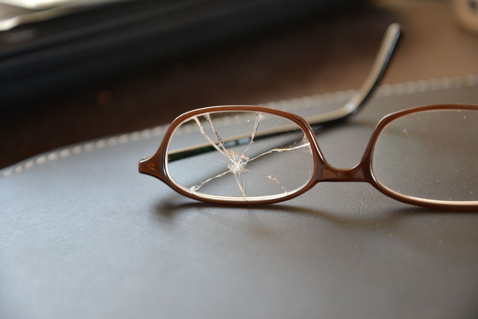 Nikon D600 sample photo. Glasses, broken, glass photography
