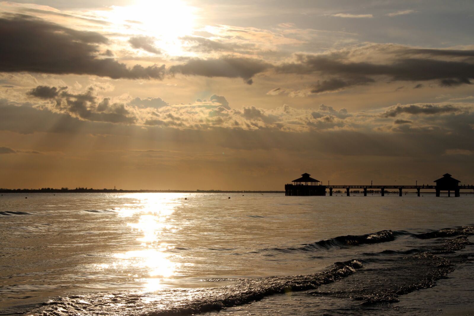 Canon EOS 700D (EOS Rebel T5i / EOS Kiss X7i) sample photo. Sunset, sunbeam, beach photography