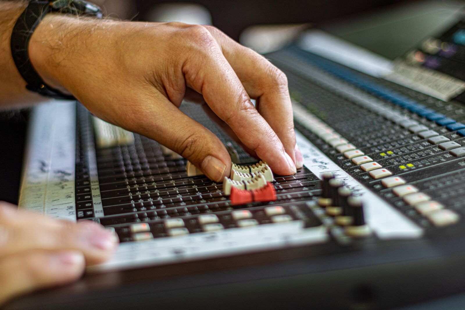 YN50mm f/1.8 II sample photo. Mixing console, hands, sound photography