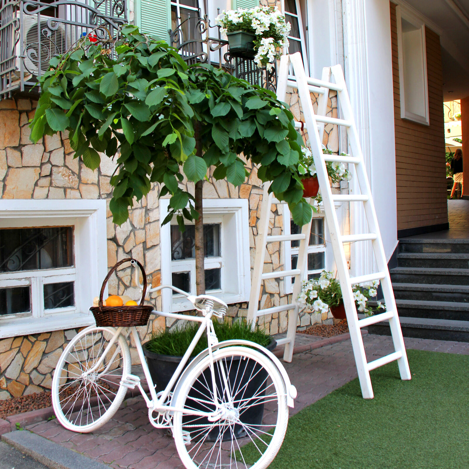 Canon EF-S 18-200mm F3.5-5.6 IS sample photo. White, step, through, bicycle photography