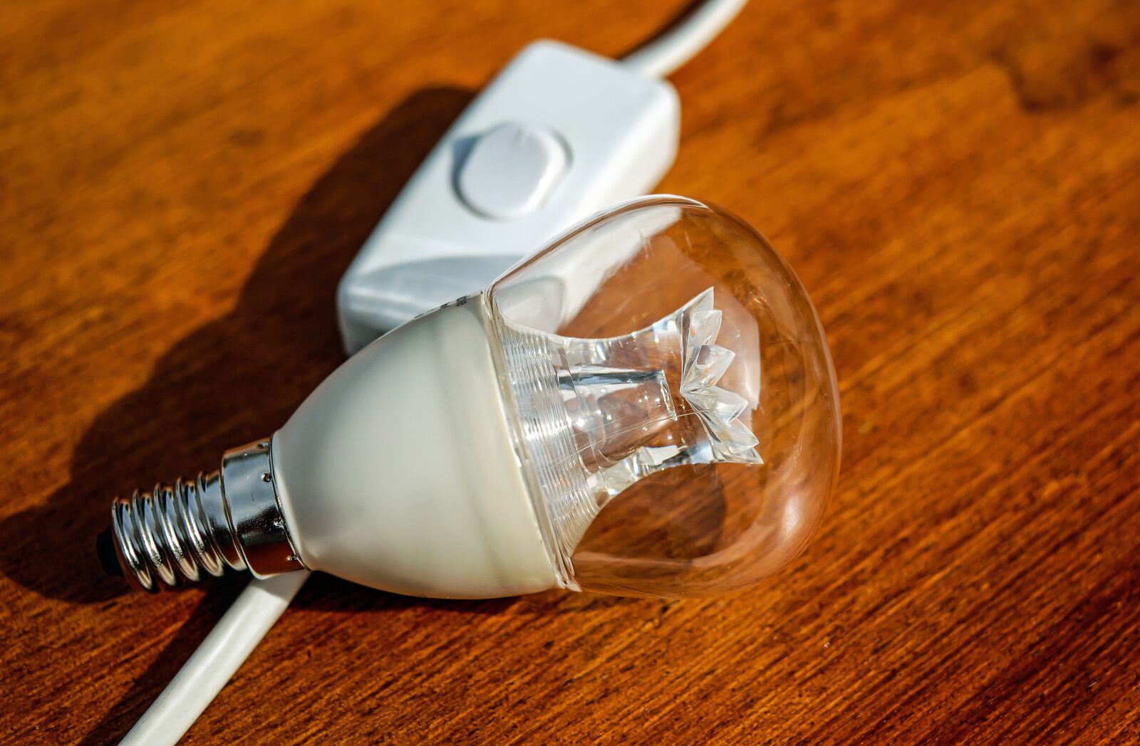 Fujifilm X-T10 + Fujifilm XF 35mm F1.4 R sample photo. Light bulb, pear, current photography