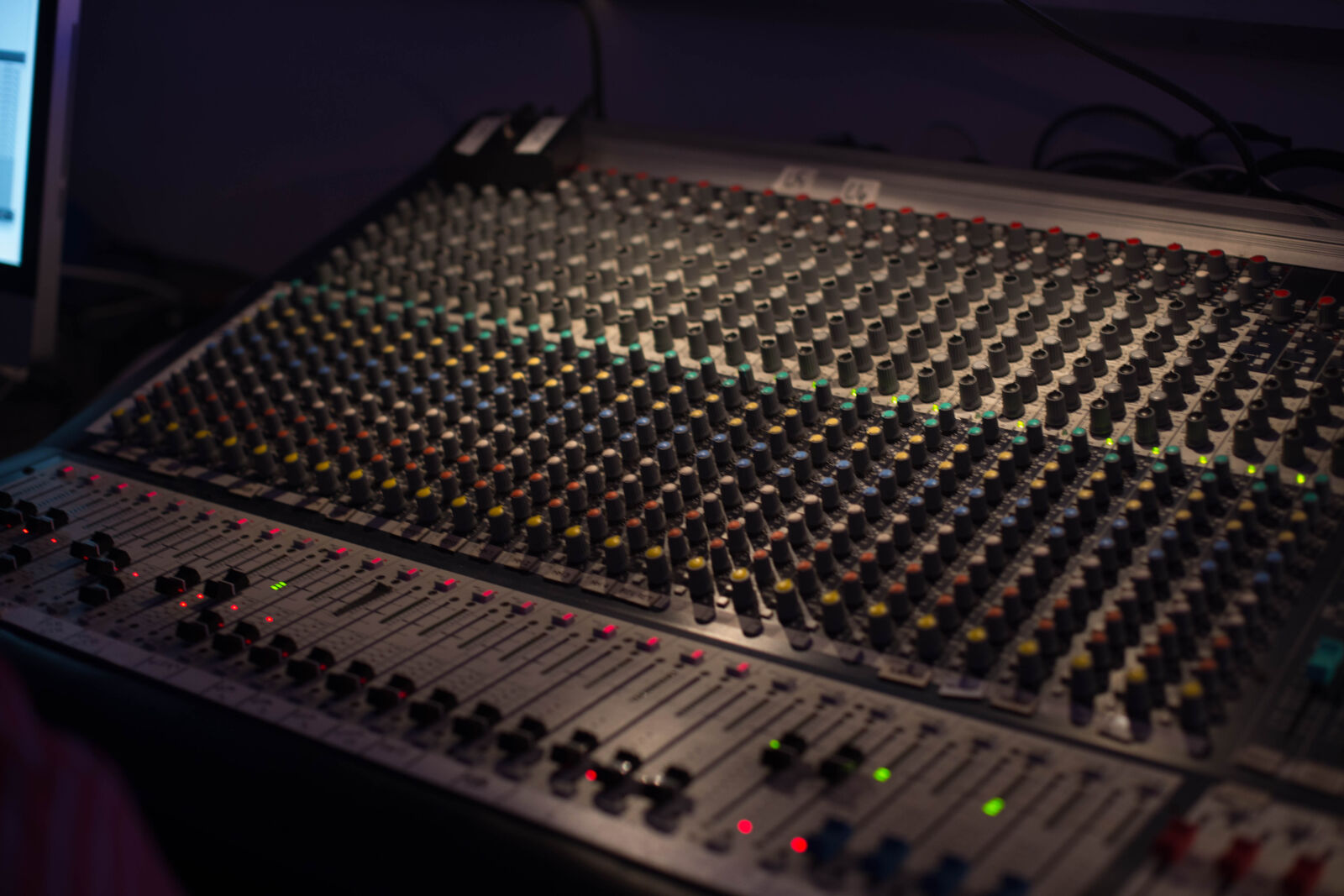 Canon EOS 6D + Canon EF 50mm F1.4 USM sample photo. Nicolas, desarno, sound, board photography