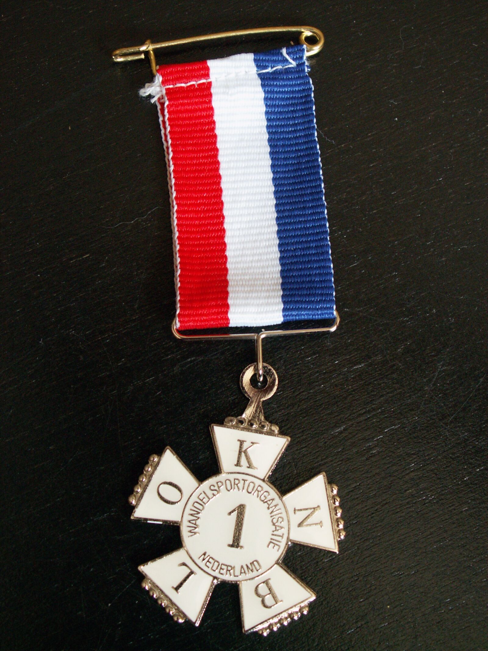 KONICA MINOLTA DiMAGE Z5 sample photo. Medal, avondvierdaagse, red white photography
