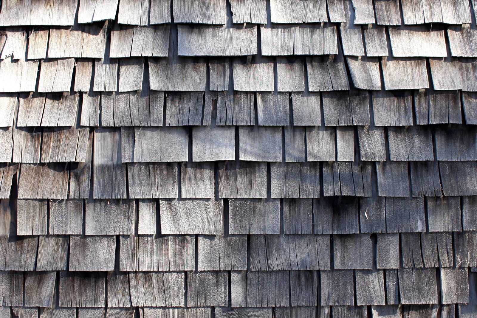 f/3.5-5.6 IS sample photo. Wooden plansk, shingle roof photography
