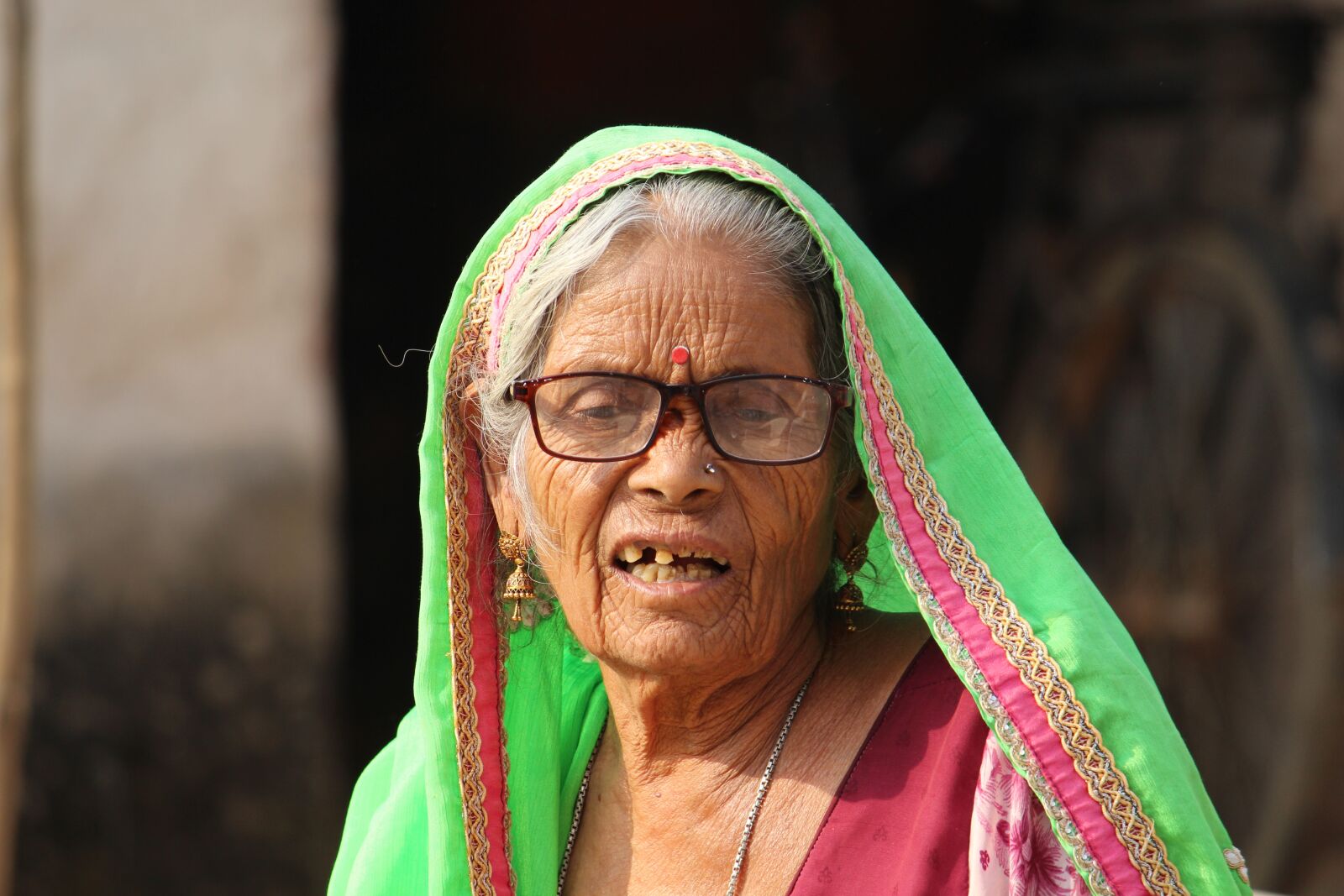 Canon EOS 700D (EOS Rebel T5i / EOS Kiss X7i) sample photo. Old women, old lady photography