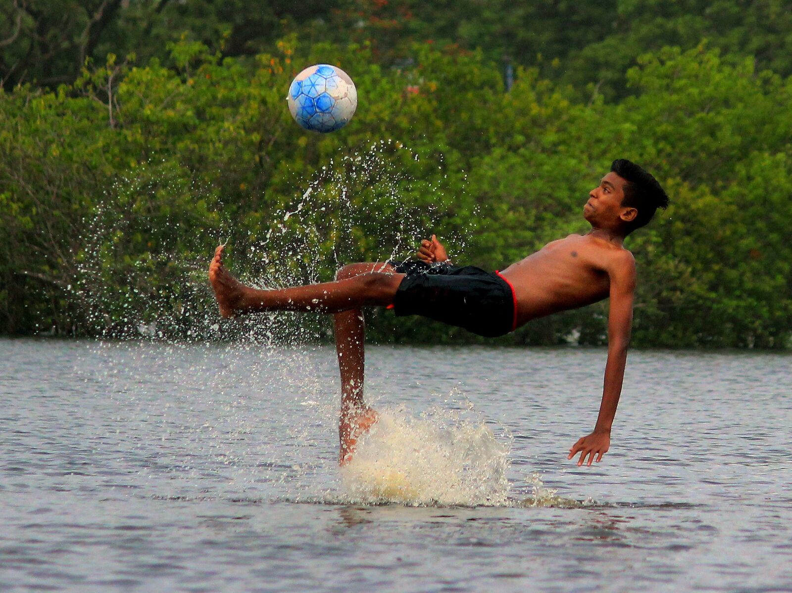 Canon EOS 600D (Rebel EOS T3i / EOS Kiss X5) sample photo. Water, people, leisure photography