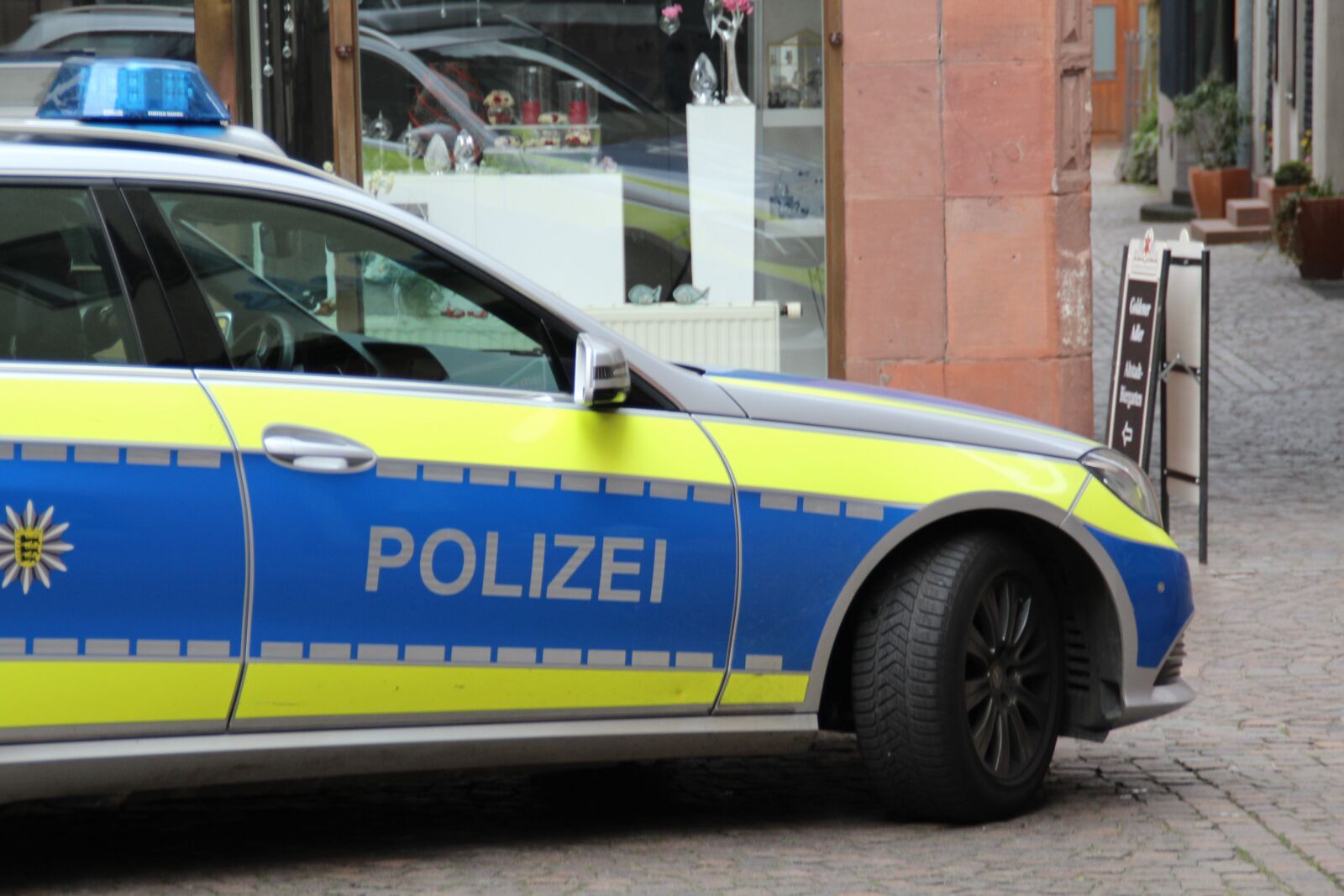 Canon EOS 1200D (EOS Rebel T5 / EOS Kiss X70 / EOS Hi) sample photo. Police, blue light, use photography