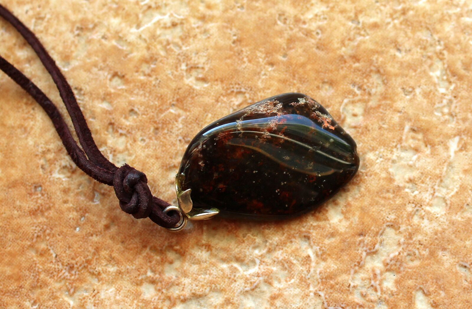 Canon EOS 1200D (EOS Rebel T5 / EOS Kiss X70 / EOS Hi) sample photo. Pebble, pendant, decoration photography