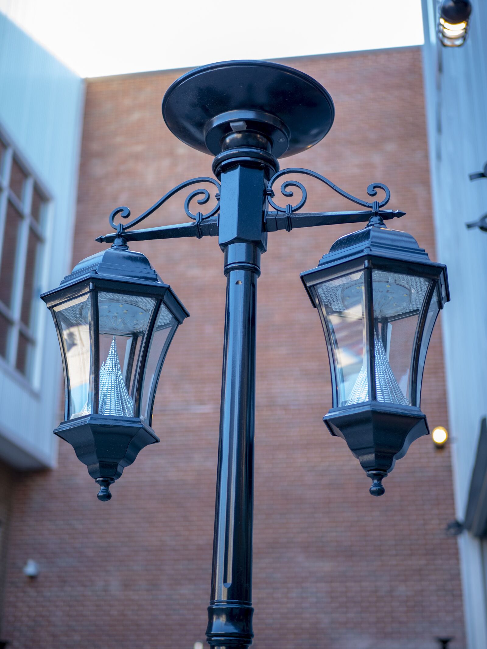Panasonic Lumix DC-GH5 + LUMIX G 25/F1.7 sample photo. Lamppost, lamp, street photography