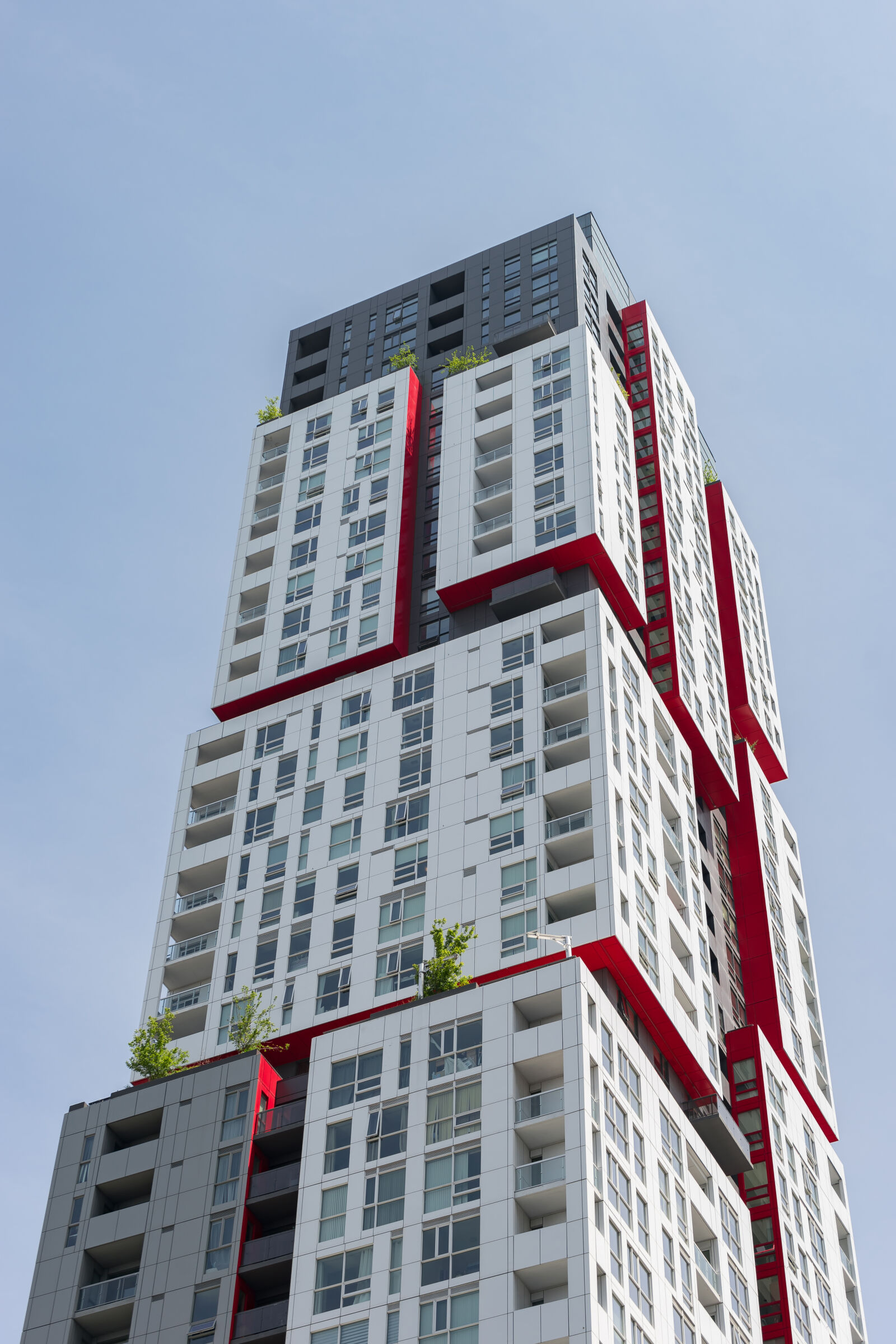 Sony a7 II + Sony FE 28-70mm F3.5-5.6 OSS sample photo. Apartment, balcony, buildings, facade photography