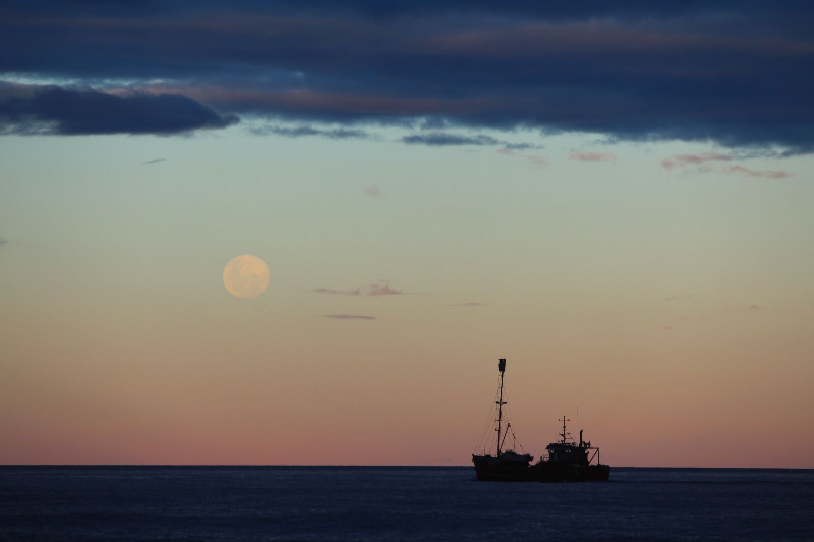 Canon EF-S 55-250mm F4-5.6 IS STM sample photo. Dusk, ocean, boat photography