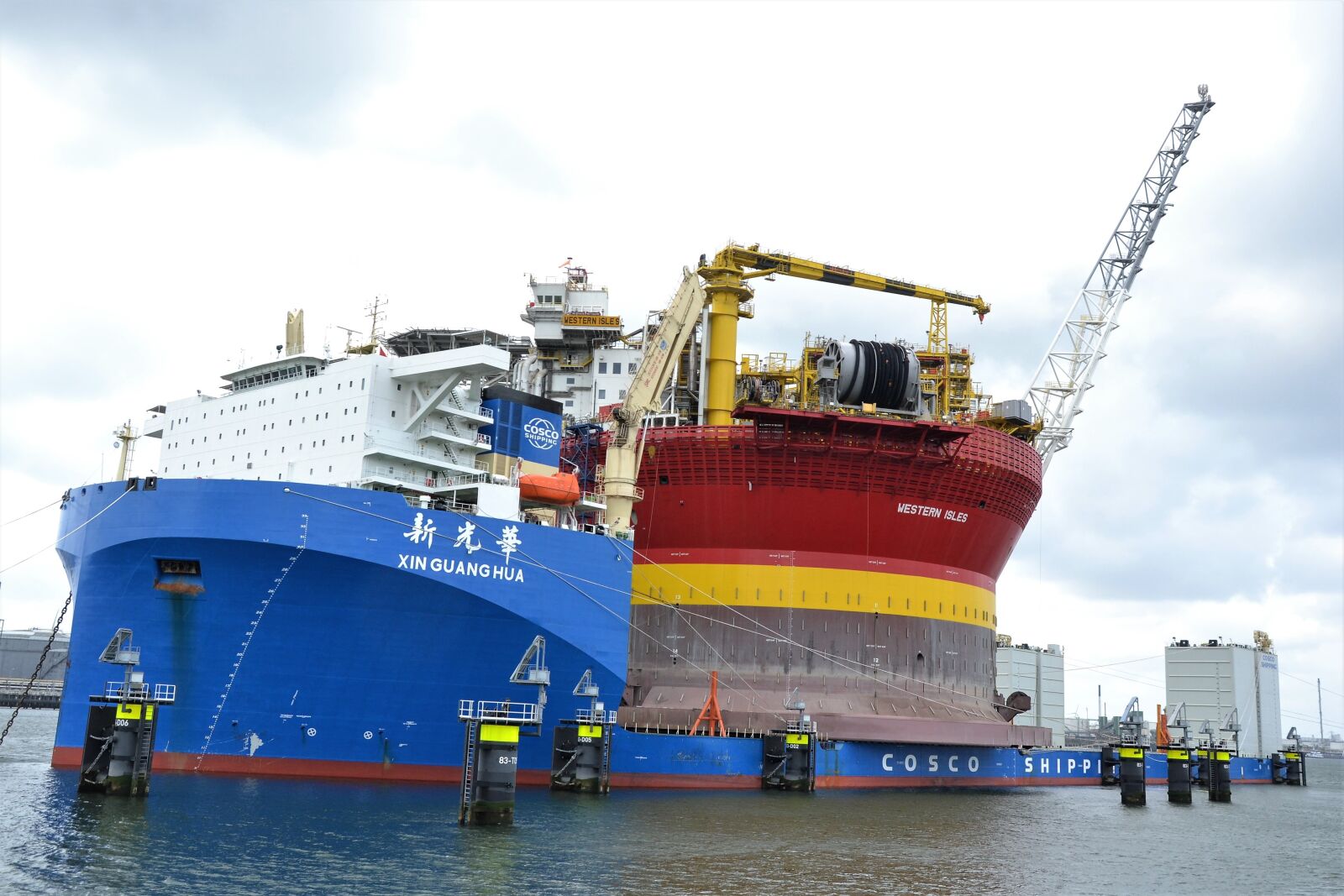 Nikon D3100 sample photo. Afzinkbaarschip, oil rig, gaswining photography