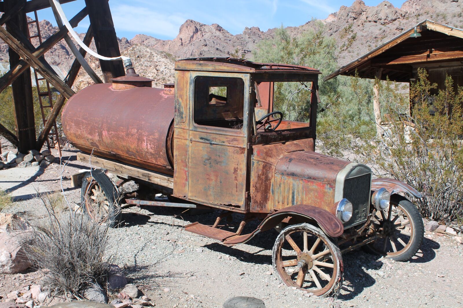 Canon EOS 1100D (EOS Rebel T3 / EOS Kiss X50) sample photo. Old car, rusty car photography
