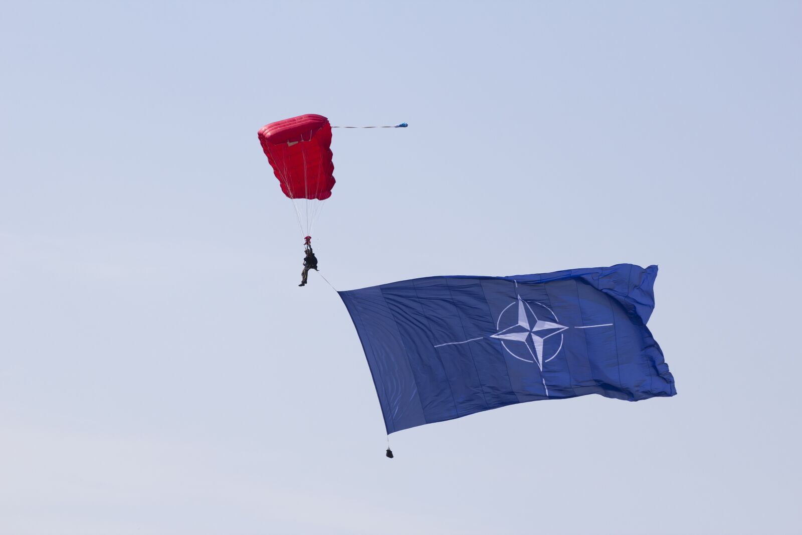 Canon EOS 600D (Rebel EOS T3i / EOS Kiss X5) sample photo. A parachute, a skydiver photography