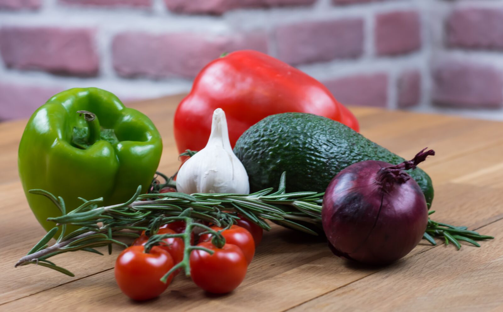 Nikon D7200 sample photo. Garlic, tomatoes, pepper photography